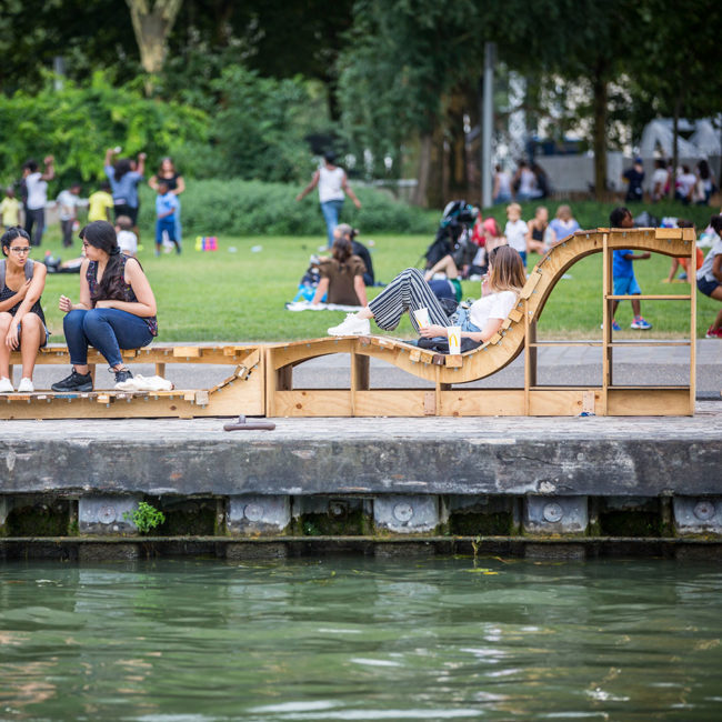 Assise urbaine en bois de récupération, Canal de l'Ourcq, 2018