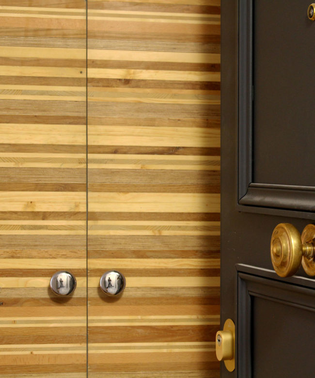 Porte design en bois de récupération pour réaménagement d'appartement