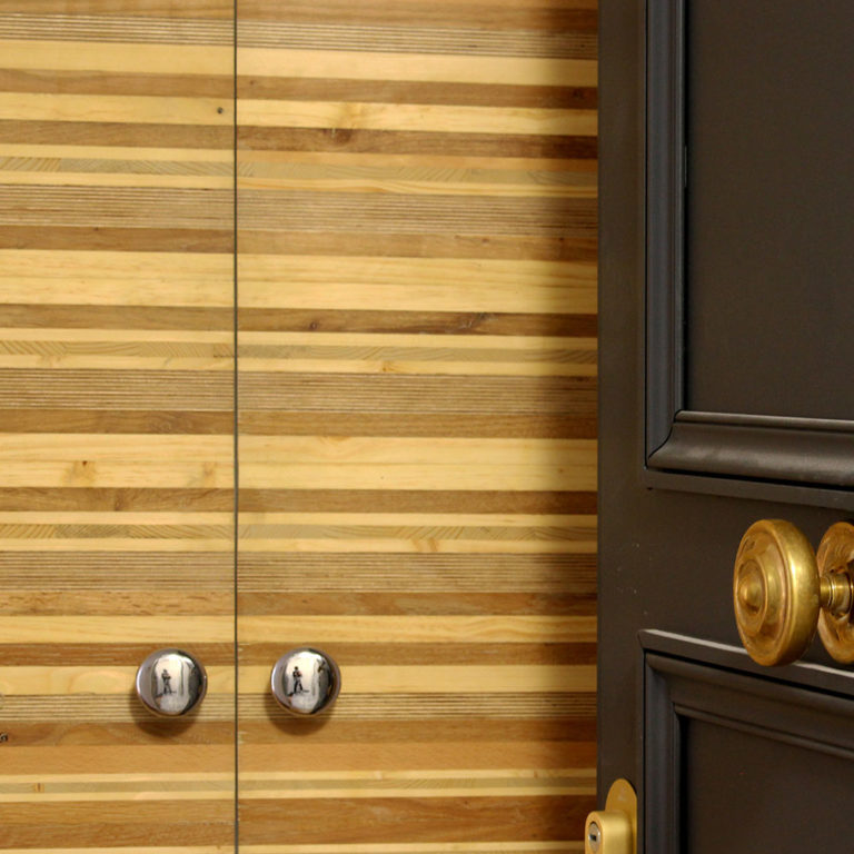 Porte design en bois de récupération pour réaménagement d'appartement
