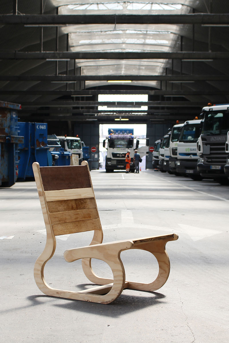 Chaise en bois de récupération d'anciennes scénographies