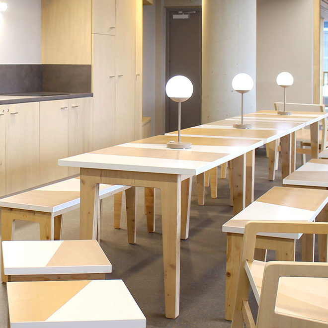 tables alignées en bois avec chaises