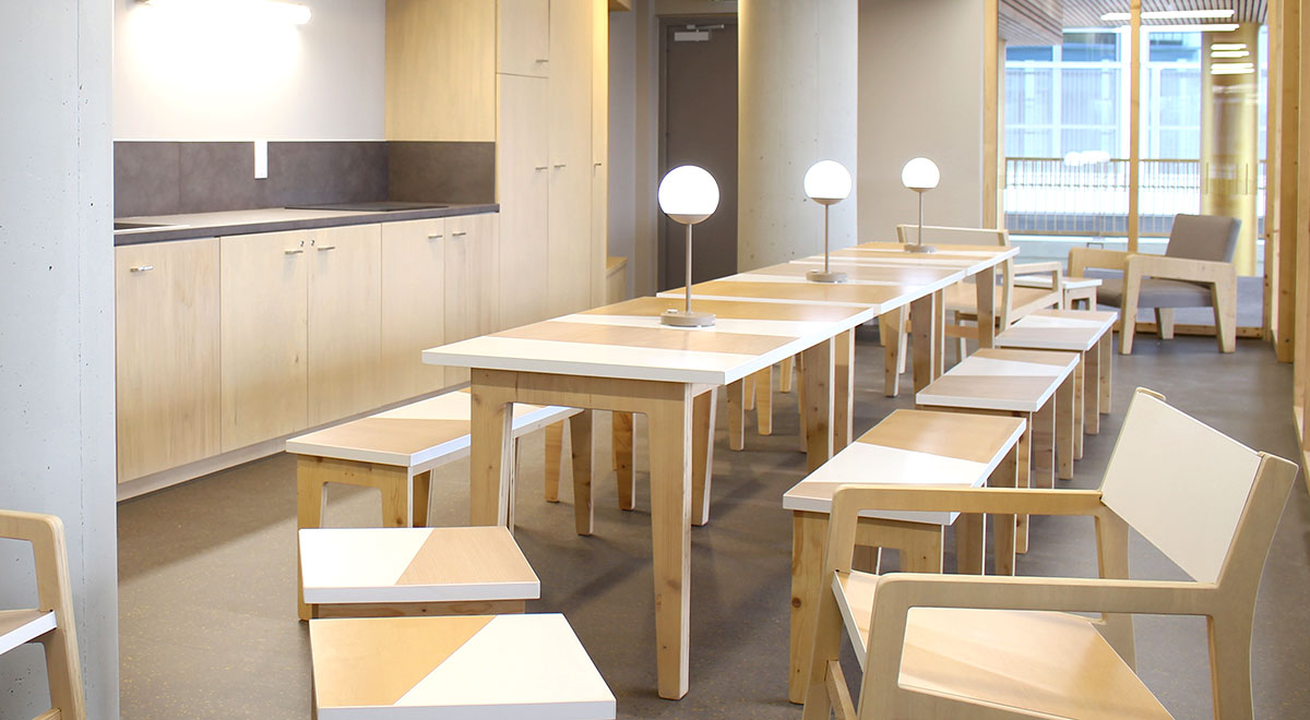 tables alignées en bois avec chaises