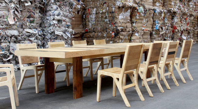 Table et chaises des réunion en bois surcyclés pour Suez