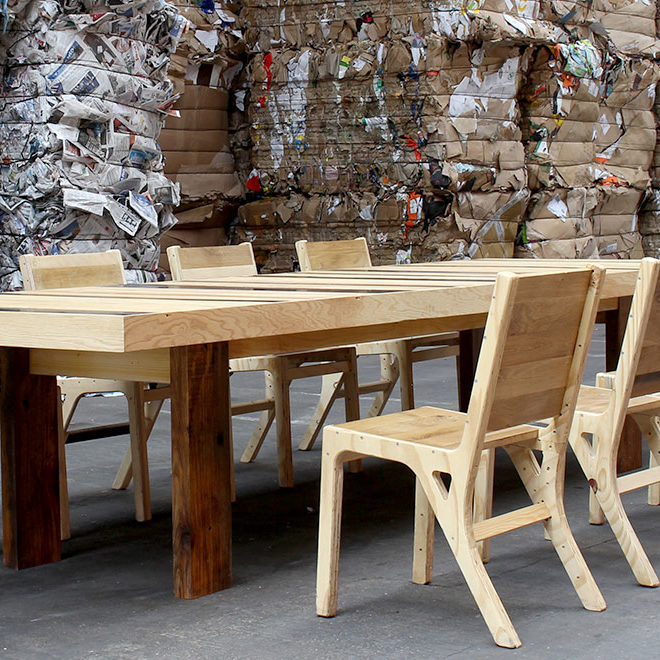 Table et chaises des réunion en bois surcyclés pour Suez