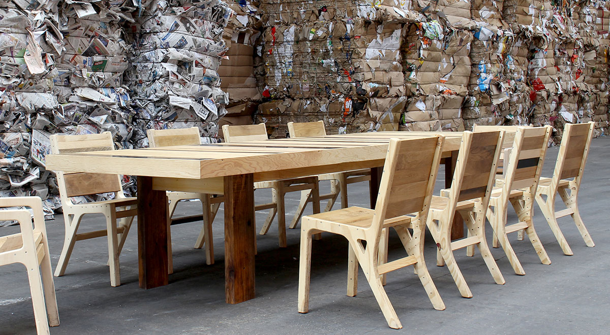 Table et chaises des réunion en bois surcyclés pour Suez