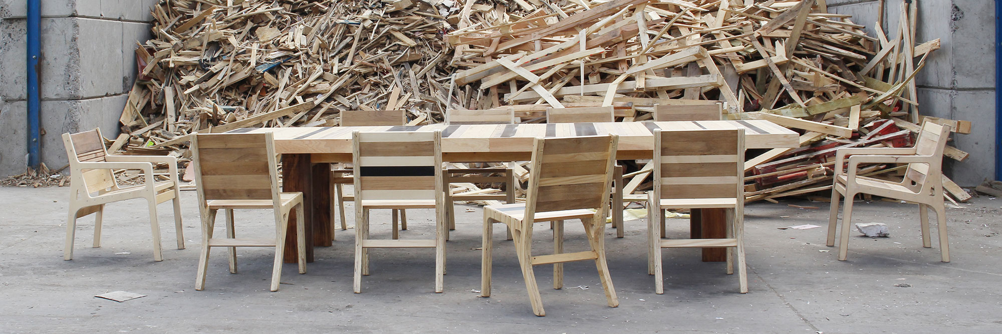 Table et chaises en bois surcyclés