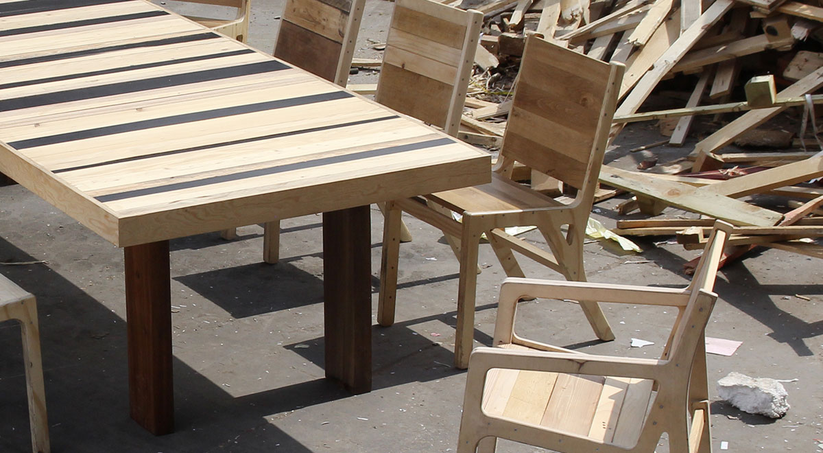 Table et chaises en bois de récupération pour Suez