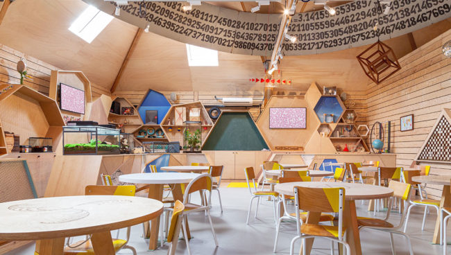 Salle d'études en bois