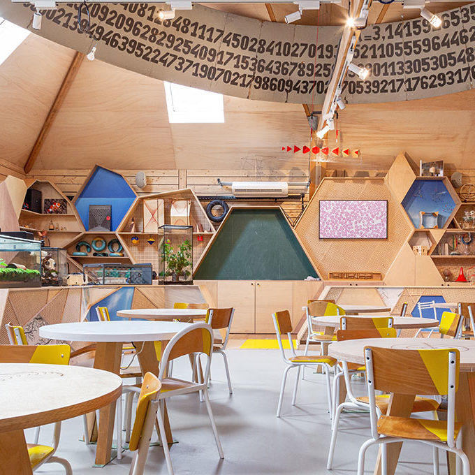 Salle d'études en bois